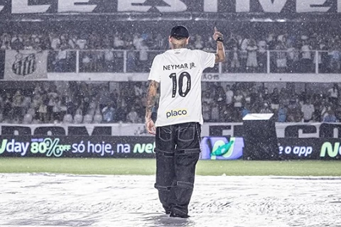 نيمار ونجوم البرازيل يطالبون بإيقاف المباريات على الملاعب الصناعية